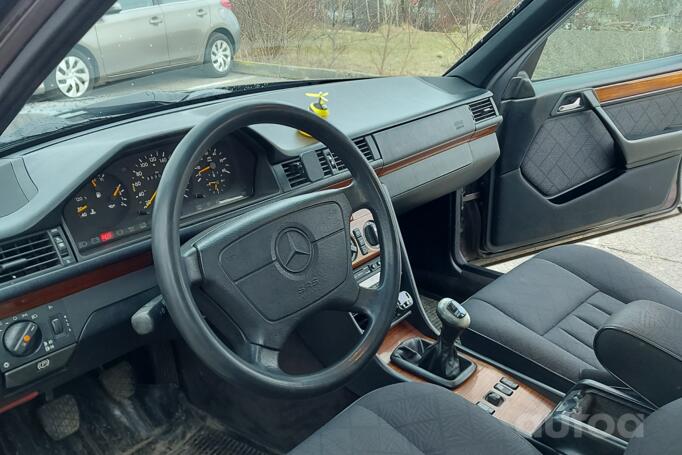 Mercedes-Benz W124 1 generation