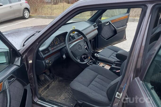 Mercedes-Benz W124 1 generation