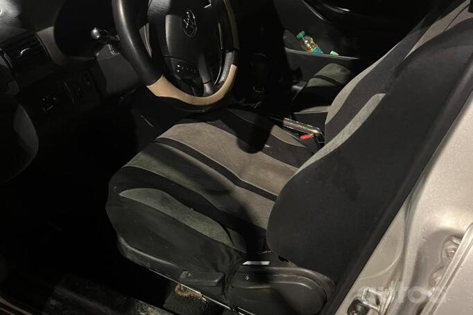 Toyota Avensis 2 generation Sedan