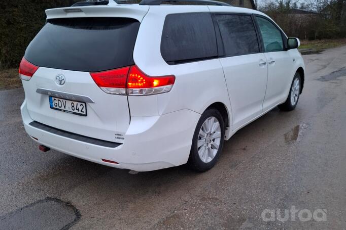 Toyota Sienna 3 generation Minivan 5-doors