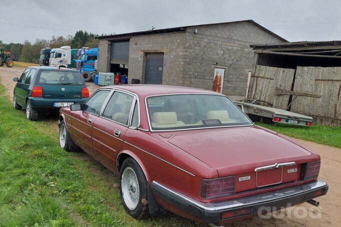 Jaguar XJ 2 generation (XJ40)