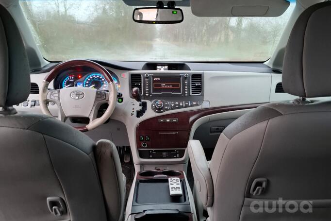 Chrysler Town & Country 5 generation [restyling]