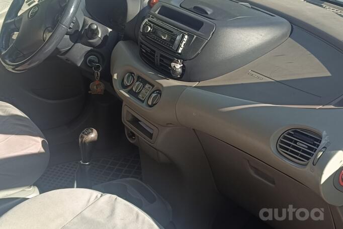 Nissan Almera Tino V10 Minivan