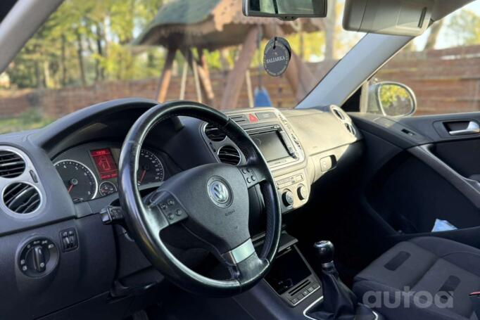 Volkswagen Tiguan 1 generation Crossover