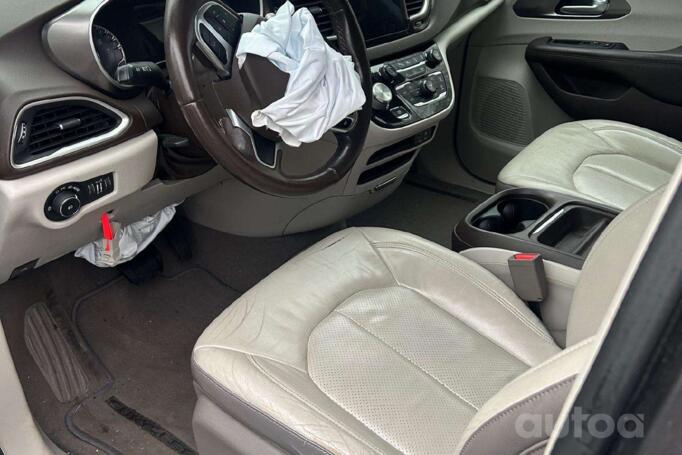 Chrysler Pacifica 2 generation Minivan