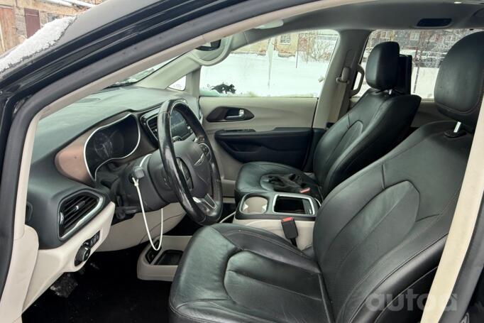 Chrysler Pacifica 2 generation Minivan
