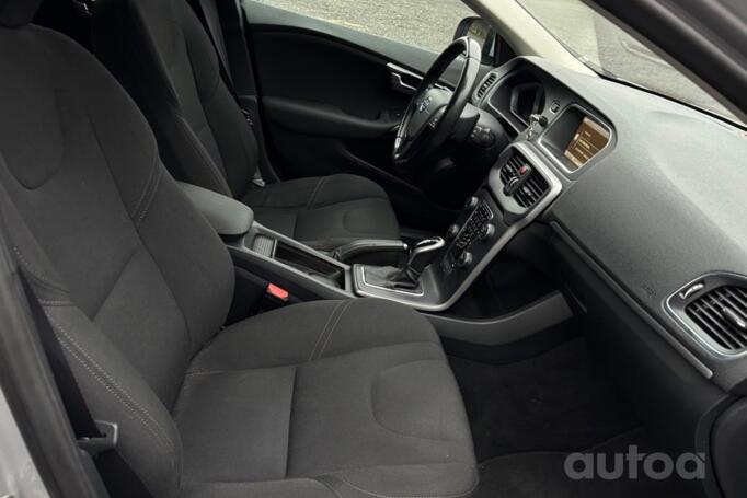 Volvo V40 2 generation Hatchback 5-doors