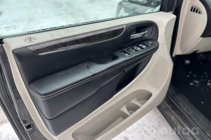 Chrysler Town & Country 5 generation [restyling]