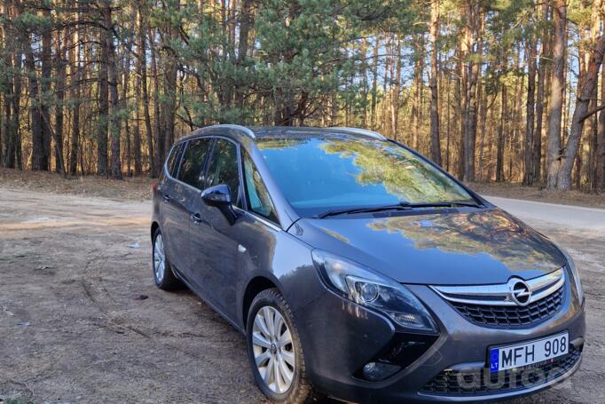 Opel Zafira C Tourer minivan