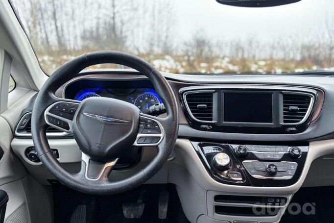 Chrysler Pacifica 2 generation Minivan