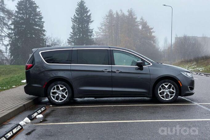 Chrysler Pacifica 2 generation Minivan