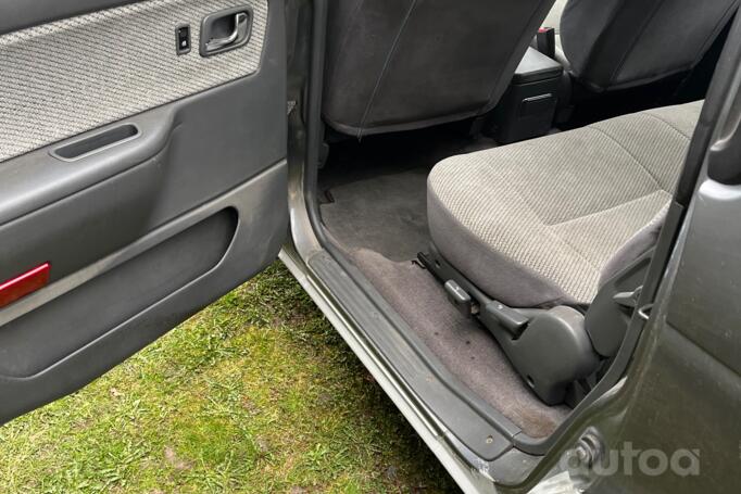 Mitsubishi Space Wagon 2 generation