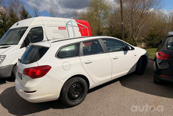 Opel Astra J Sports Tourer wagon