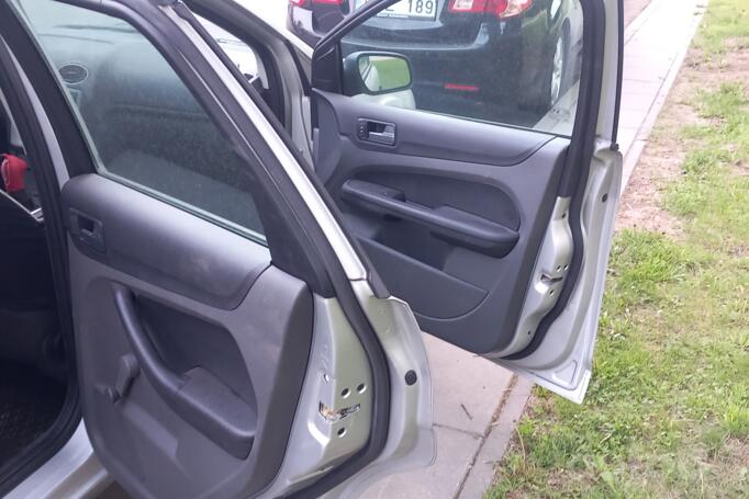 Ford Focus 1 generation [restyling] Hatchback 5-doors
