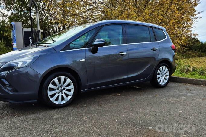 Opel Zafira C Tourer minivan