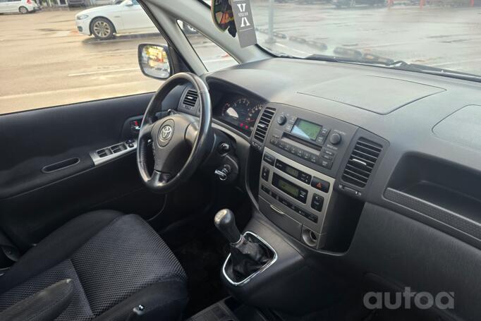 Toyota Corolla Verso 1 generation Minivan