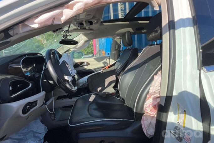 Chrysler Pacifica 2 generation Minivan
