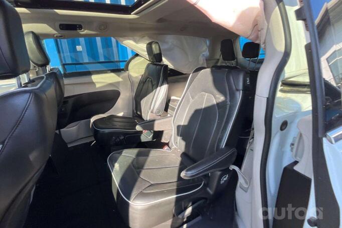 Chrysler Pacifica 2 generation Minivan