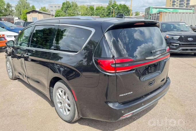 Chrysler Pacifica 2 generation Minivan