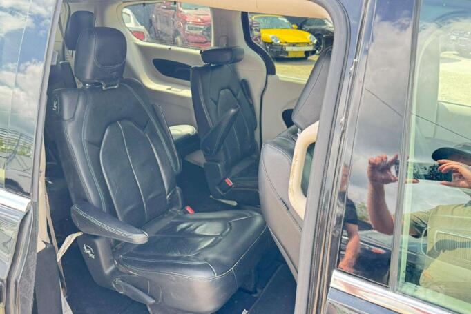 Chrysler Pacifica 2 generation Minivan
