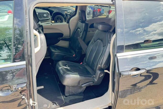 Chrysler Pacifica 2 generation Minivan