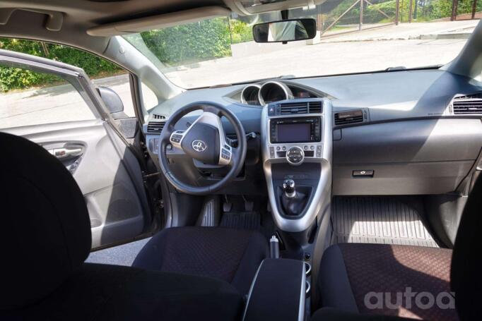 Toyota Verso 1 generation Minivan