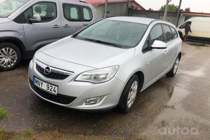 Opel Astra J Sports Tourer wagon
