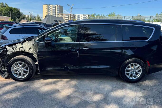 Chrysler Pacifica 2 generation Minivan