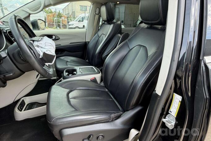 Chrysler Pacifica 2 generation Minivan