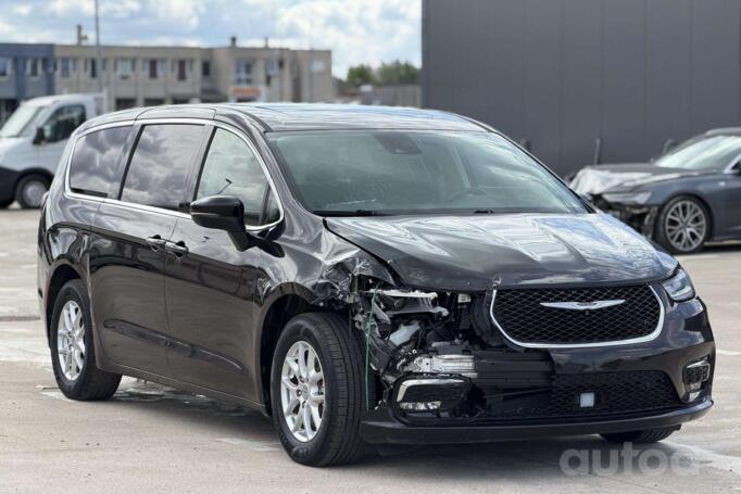 Chrysler Pacifica 2 generation Minivan