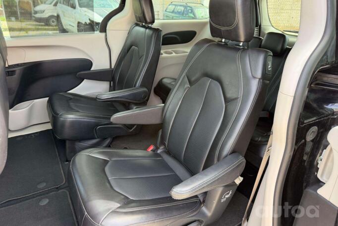 Chrysler Pacifica 2 generation Minivan
