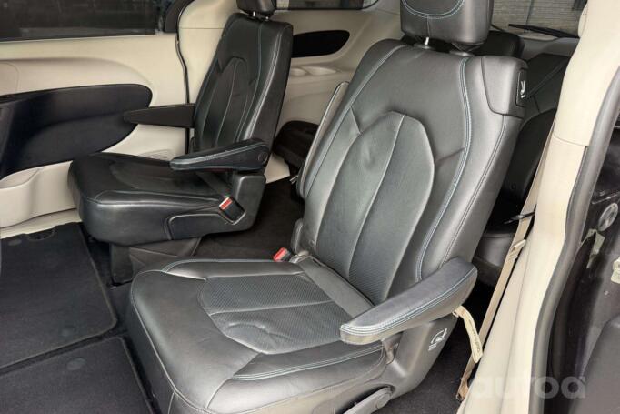 Chrysler Pacifica 2 generation Minivan