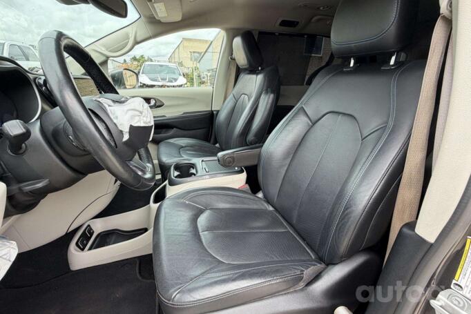 Chrysler Pacifica 2 generation Minivan