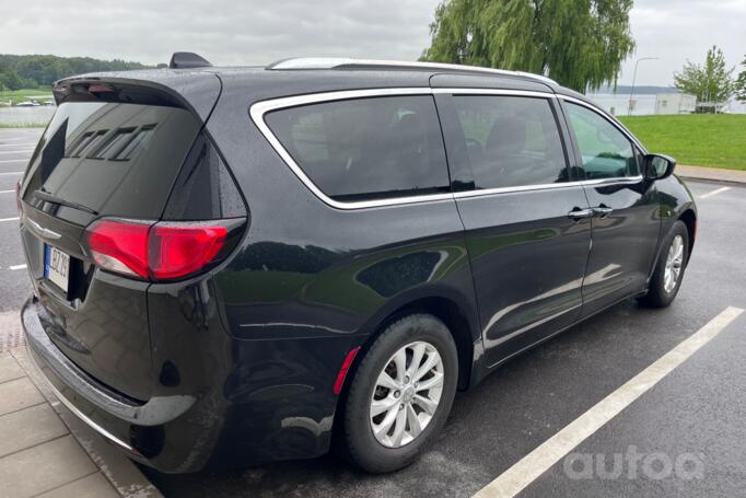 Chrysler Pacifica 2 generation Minivan