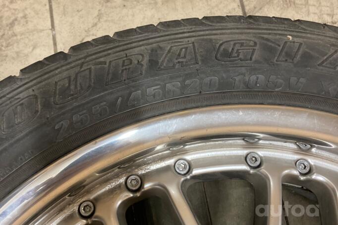 Larzon Panamera, valuveljed