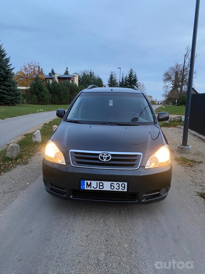 Toyota Avensis Verso 1 generation Minivan