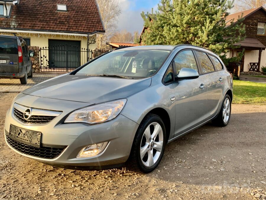 Opel Astra J Sports Tourer wagon