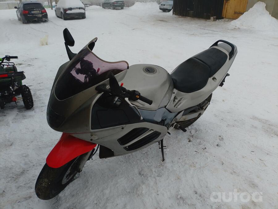 Suzuki GSR 600