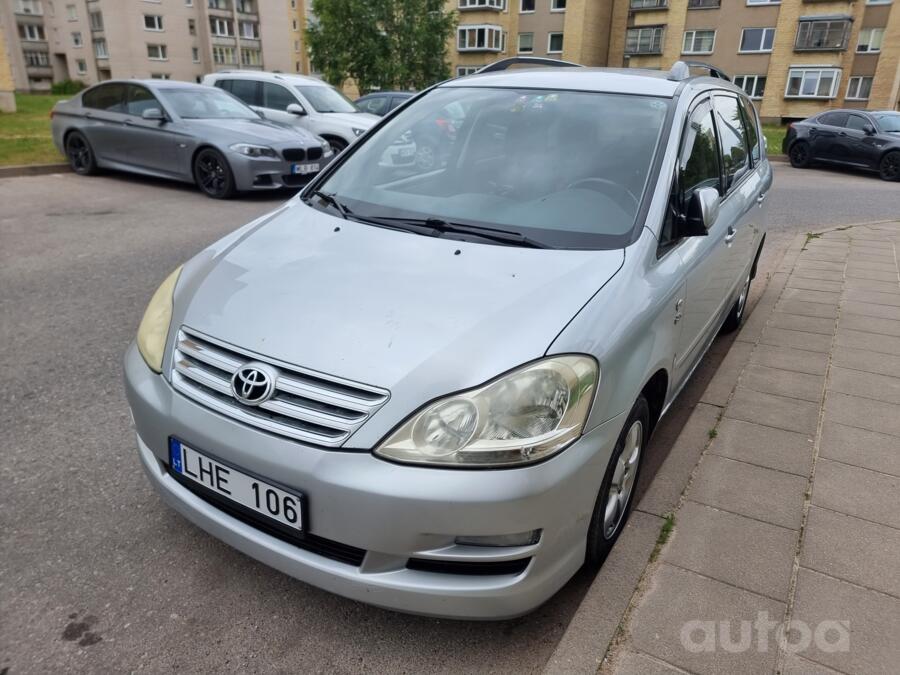 Toyota Avensis Verso 1 generation Minivan