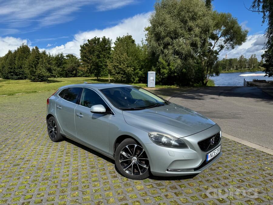 Volvo V40 2 generation Hatchback 5-doors