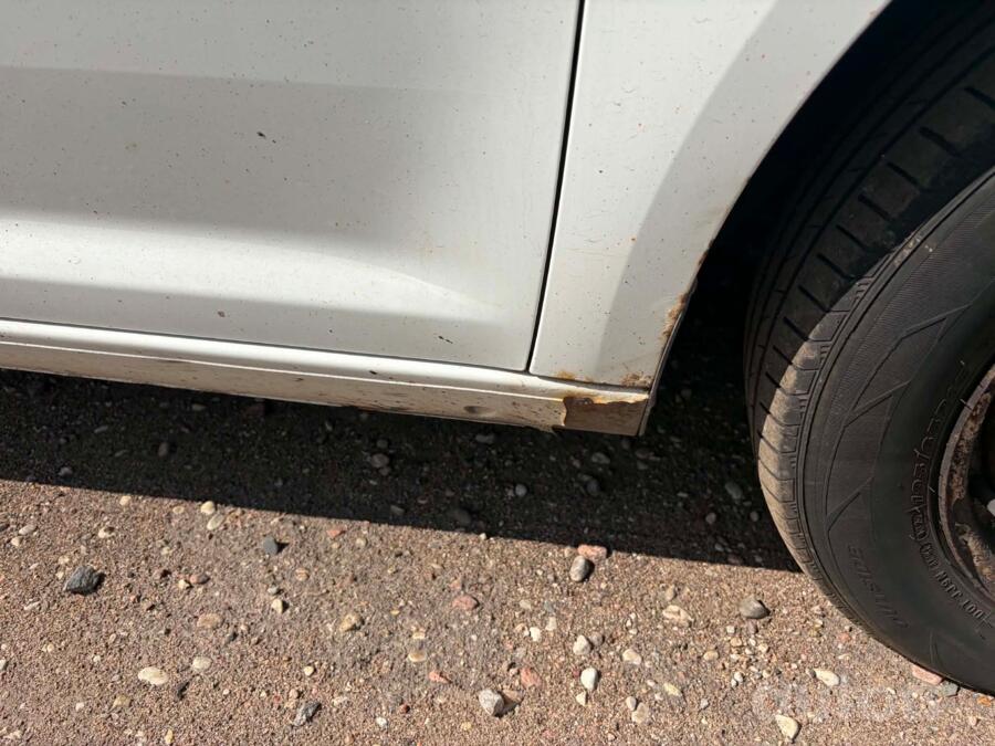 Volkswagen Caddy 4 generation Kombi Maxi minivan 4-doors