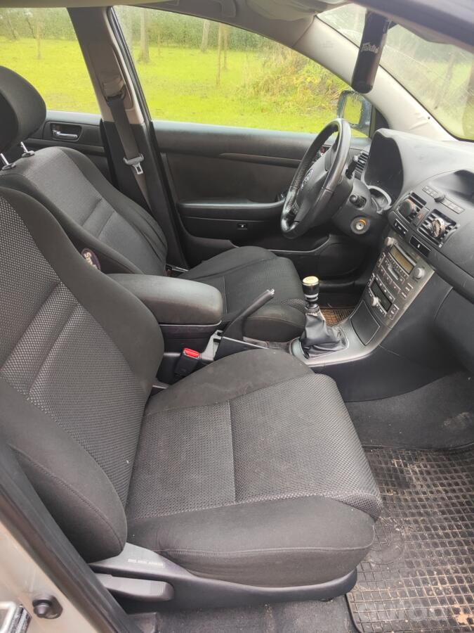 Toyota Avensis 2 generation Sedan