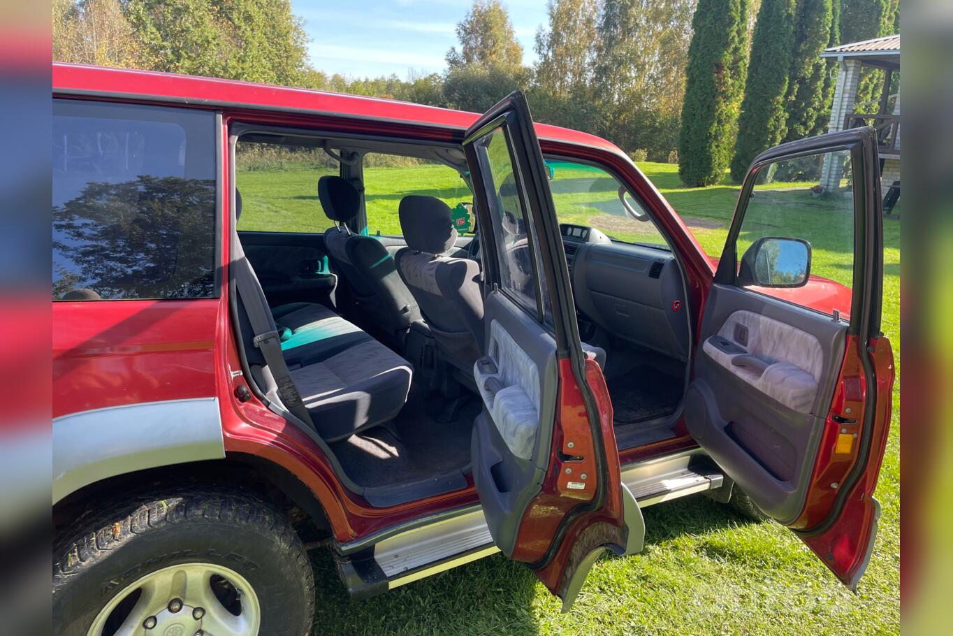 Toyota Land Cruiser J100 SUV