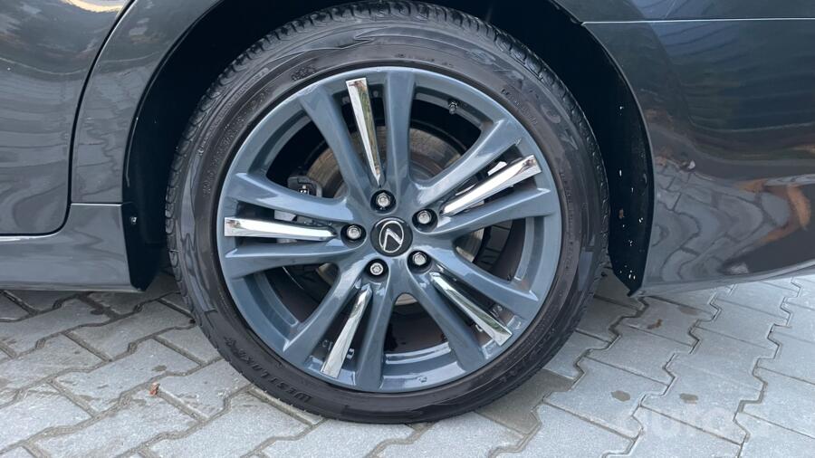 Lexus, valuveljed