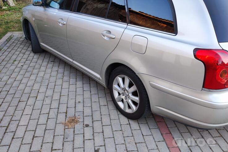 Toyota Avensis 2 generation Liftback