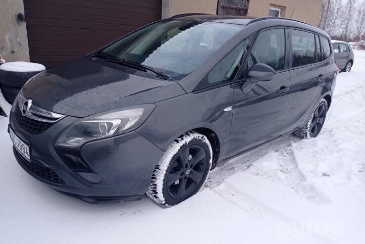 Opel Zafira C Tourer minivan