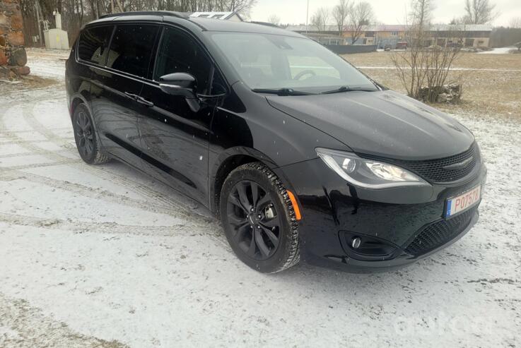 Chrysler Pacifica 2 generation Minivan