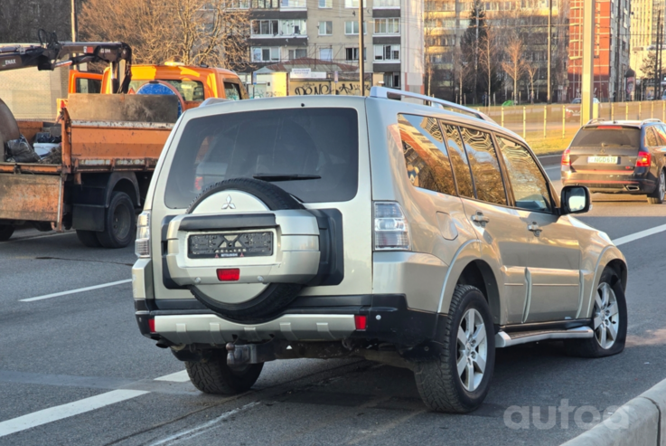 Mitsubishi Pajero 4 generation SUV 5-doors