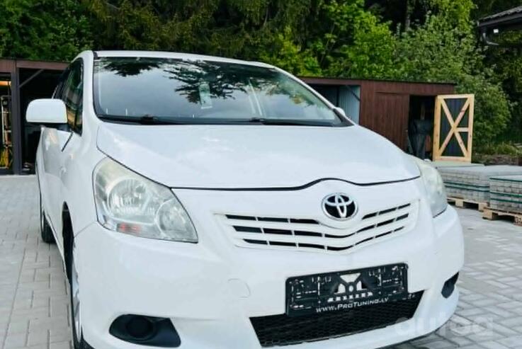 Toyota Verso 1 generation Minivan