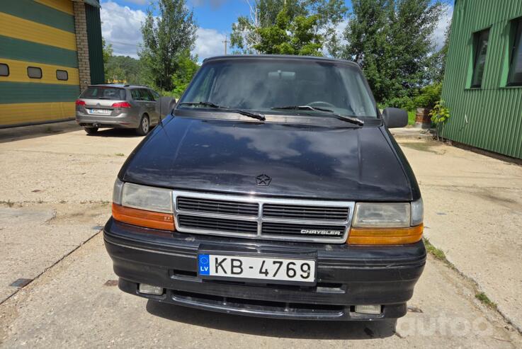 Chrysler Voyager 2 generation Grand minivan 4-doors